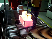 スペースシャトルに使われる耐熱タイルの性能。デモンストレーション映像。