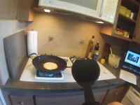 フライパン返しにGoProを装着してパンケーキをひっくり返すだけの映像がまさかの高評価
