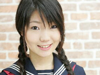 藤咲由姫 半分以上はみ出したグレーのショートパンツを身につけてポーズ