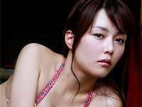 伊唐みよ チューブトップからはみ出し気味豊満バストをモミモミ洗いながら見つめる