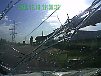 飛び出しを避けた対向車がこっちに！ドーン⇒三菱シャリオが廃車に