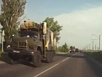 これは頭を抱えるわ・・・。ロシアで軍隊のトラックと一般車が正面衝突。