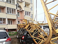 大きな建設用クレーンが倒れて隣のマンションを直撃。その瞬間のビデオ。