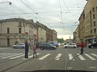 ロシアは今日も安定のおそロシア。子供連れのお父さんが車に向かって発砲