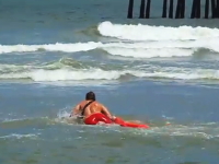 このライフセーバーさん不安だなあ(´･_･`)救助のプロもたまには失敗する。