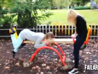 子供の為の遊具で大人が遊んでアウチｗYouTube失敗映像集「公園編」