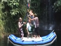 ショッピングカートに乗ってバンジージャンプ！で本気で死にかけた男性の映像