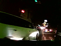 路地から出ようとした女性ドライバーが多重事故を起こして「ごめんなさい；；」