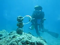 ダイバーのお遊び。海の中ならドラゴンボールのような事ができる動画。