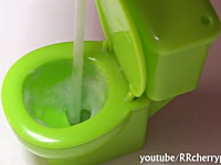 便器から溢れた泡をストローで吸う日本の食玩に外国人が驚きを隠せないご様子