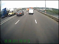 ブレーキが壊れた！踏んでも止まらなくなった！というトラックの車載映像。
