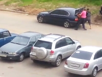 拉致！？二人の男に車のトランクに詰め込まれて連れ去られてしまう男性。