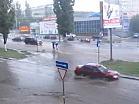 おい無理だろｗｗｗ洪水で川のようになった道路を渡ろうとした人が流されるｗｗｗ