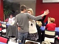 パーティーでお姉ちゃんのスカートがパラリと脱げ落ちてしまうハプニング映像