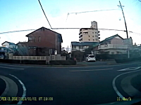 路地から出る時は慎重にドラレコ。投稿者の不注意でヤマザキバーン！