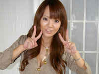 田中瞳 ピンクのビキニ姿で爆入倉あーボディを魅せながらソファに横たわる