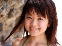 芝田翔生子 ビーチで極小Tバックビキニにデニムのショートパンツを着てはみ出し豊満バストを揺らす