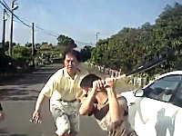 怖すぎ。トロイ車を抜いたらカラスマスクのDQN二人組にバットでボコられた動画