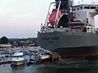 あ〜あ。接岸しようとした大型船が流されて大変な事になってる。被害額ヤバげ。