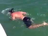 無茶する親父。釣り上げた自分より大きなサメを水中で捕まえようとするｗｗｗ