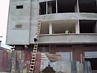 凄いｗｗｗ重たいセメントを予想外の方法で上の階に届ける職人さんのビデオ。