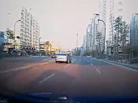 ある意味恐怖のドラレコ。片側3車線の道路をダッシュで走り抜ける小学生。