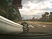 2人乗りスクーターが追突してぶっ飛ぶ。それを避けたら逆側でも大変な事に