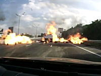 荒ぶるガスボンベの真後ろを走っていた車の車載映像があった。これは怖い