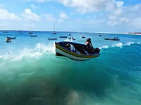 波に船首を向けろ！横から大波を食らって転覆してしまう二人乗りの小舟。