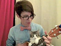 お姉さんのギター演奏を邪魔するニャンコが可愛いビデオ。これは羨ましいｗ