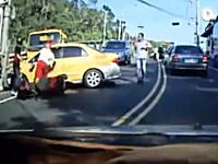 このタクシーはどうしたんだ・・・。ボッコボコになりながら逃走を図る車。