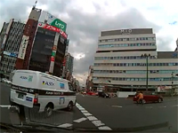 大阪には無敵状態で自転車に乗るおばちゃんがいる動画。天王寺でオラオラ横断