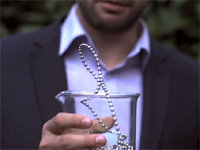 「ニュートンのビーズ」重力に逆らって弧を描くビーズチェーン実験が凄い