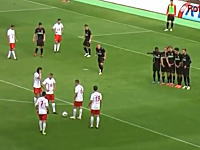 サッカー動画。劇団の域に達しているフリーキック。意表を突いたナイスゴール。