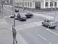 MAZDA車に高速メルセデスが突っ込み2名が即死した酷い事故の映像。歩道の人ギリ