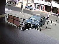 銀行強盗vs警備員でこの警備員を雇ったのは誰だｗｗｗと海外で人気になった映像