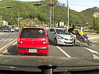 外国人だったのか。右折車が逆車線に突っ込んで信号待ちのライダーが飛ばされる。