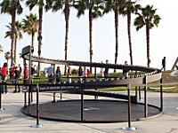 130個のHTC製スマートフォンをグルグル並べしてマトリックス撮影。HTC One