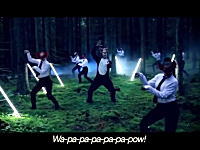 1度聞けば頭から離れない。コンビ芸人の曲が世界的に鬼の勢いで再生回数を伸ばしてる