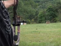 アーチェリーの達人（少年）が魅せる弓のトリックショット！！