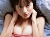 小松彩夏 手足の長いスレンダーボディを魅せたビキニグラビアショット