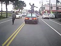 なにがあったんだドラレコ。前を走る車が恐ろしく絡まれている車載ビデオ。