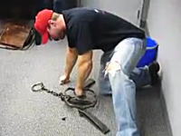 痛いYouTube。熊用の括り罠（スネア）に掛かってみたかった男性が自らの左腕を。