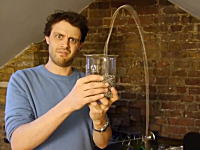 ビーカーからボールチェーンの端を落とすと不思議な事に。ネビュラチェーン