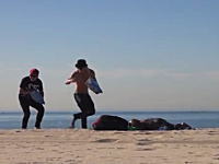 ビーチで寝ている人に忍び寄り周りにポップコーンを撒くというイタズラｗｗｗ