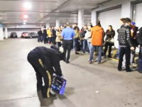 マジキチ。PS4の購入を楽しみに待つ列の前で新品を破壊するパフォーマンス