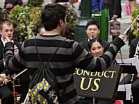 指揮棒を完全な素人がふるとどうなるのだろうか。こうなります動画。Conduct Us