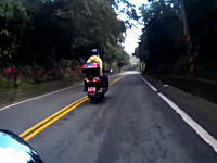 避けるの100%不可能。カーブを攻めていたスクーターが転倒して巻き込まれた車載