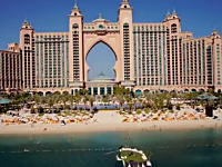 ホテルの22階バルコニーからティーショットしてニアピンチャレンジ！ドバイ。