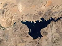 1984年から2012年までの地球上の変化を地球観測衛星が映した衛星写真より。